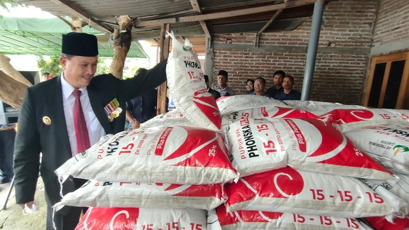Serahkan Bantuan Pupuk Gratis, Wali Kota Madiun dan Petani Berterima Kasih ke Presiden Prabowo