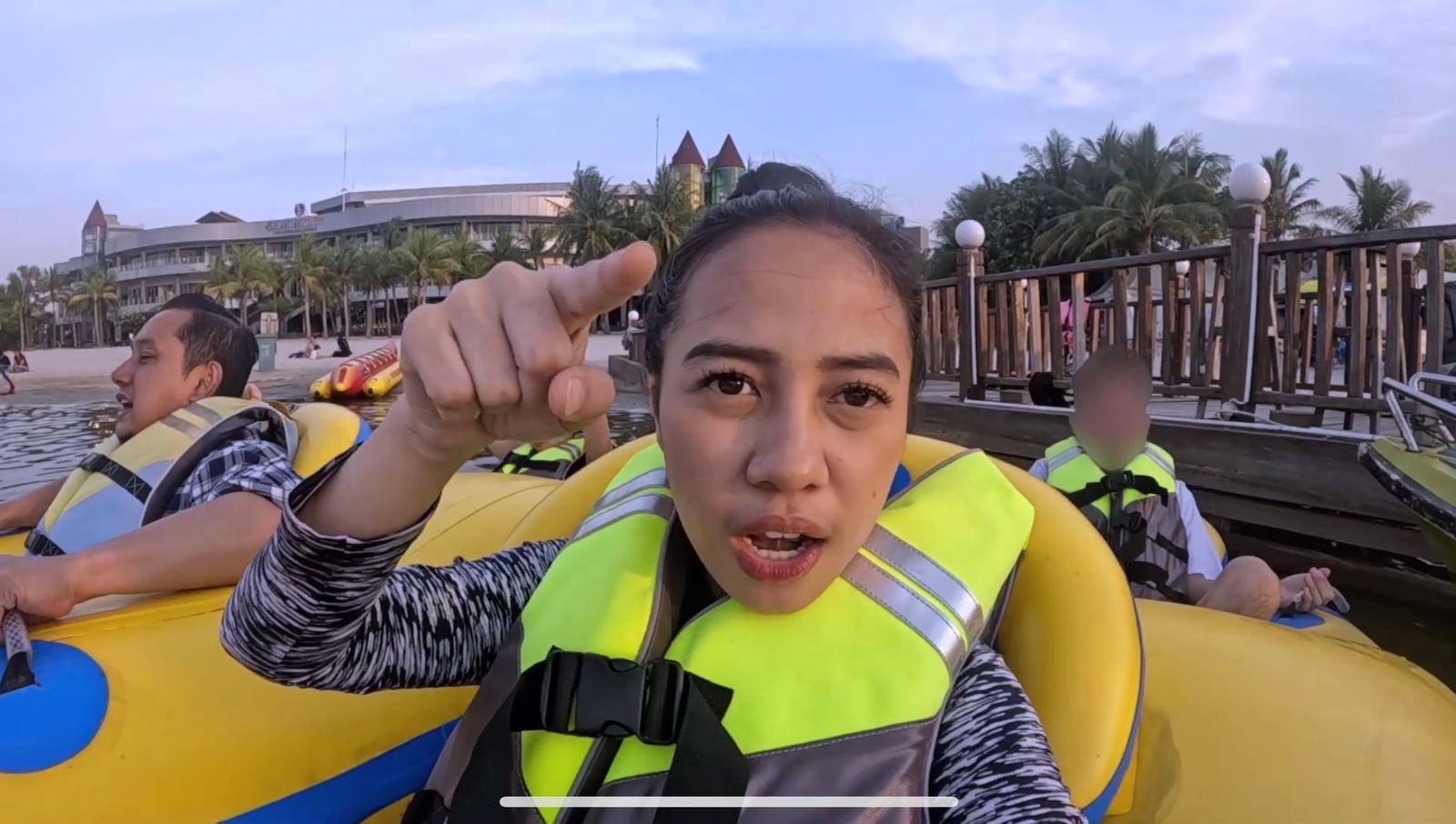 Seru tapi Mual! Banana Boat Versi Azia Beneran Gagal Fokus