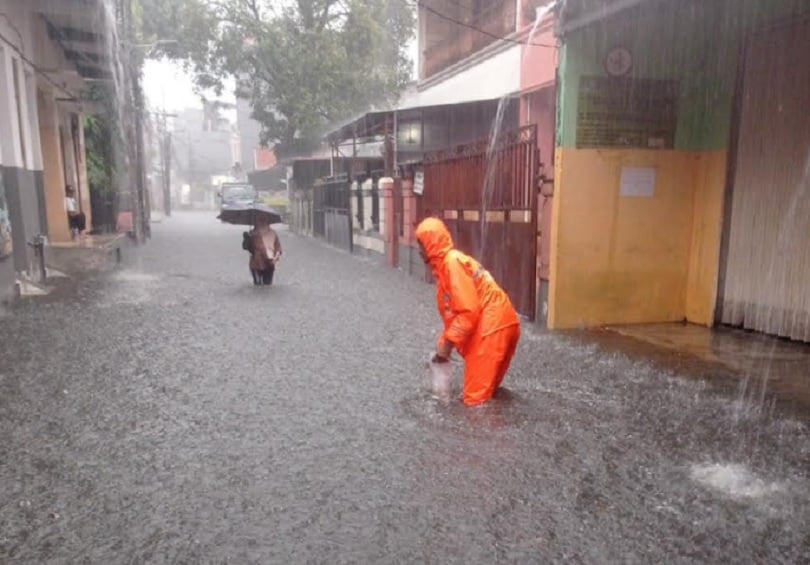 Jakarta Diguyur Hujan Deras, 35 RT dan 1 Ruas Jalan Terendam Banjir 