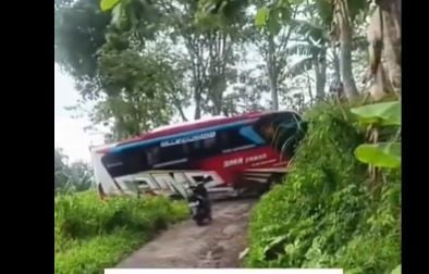 Viral Bus Ziarah Wali Songo Nyasar di Jalan Sempit Pati, Disesatkan Google Maps?