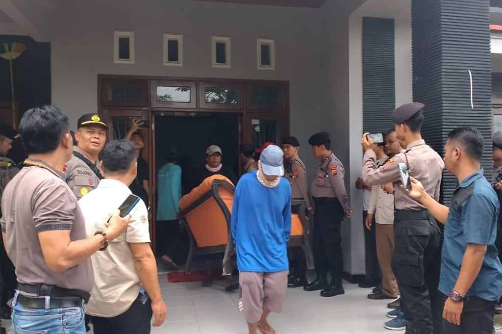 Waduh! Rumah Panitera PN Bojonegoro Kena Eksekusi, Dikosongkan Paksa