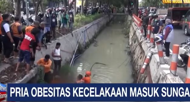 Dramatis! Pria Obesitas Dievakuasi dari Sungai di Surabaya usai Disenggol Pemotor