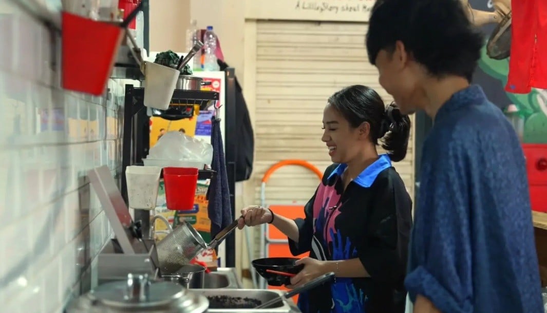 Masaknya Sambil Gombalin Mas-Mas Skena, Azia Emang Ga Ada Obat