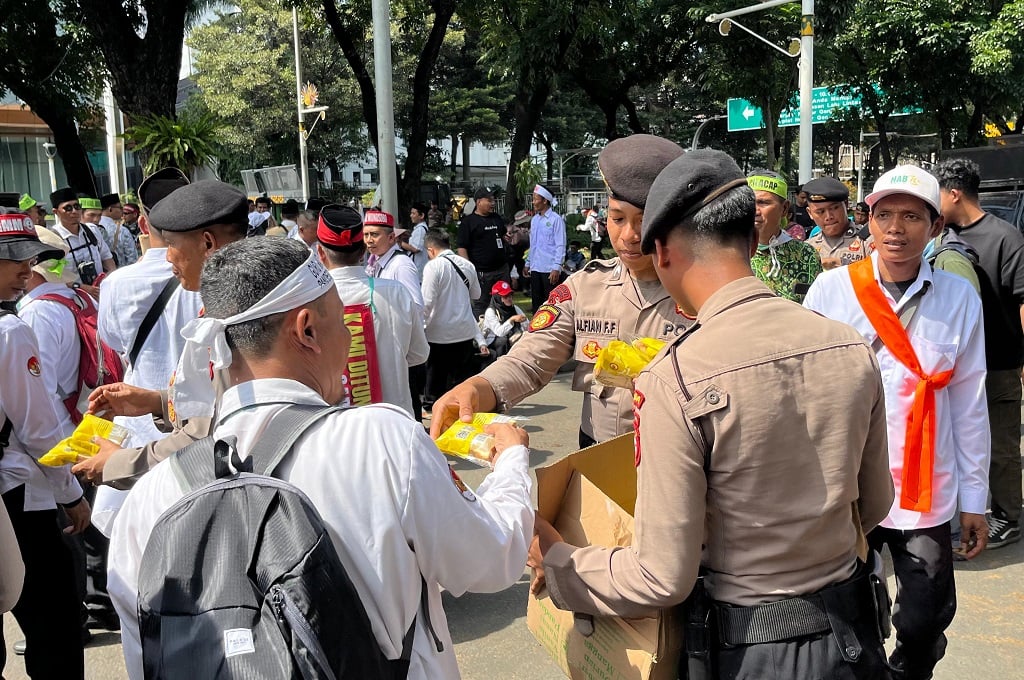 Demo Guru di Jakarta, Polisi Bagi-Bagi Air Mineral hingga Roti ke Peserta Aksi