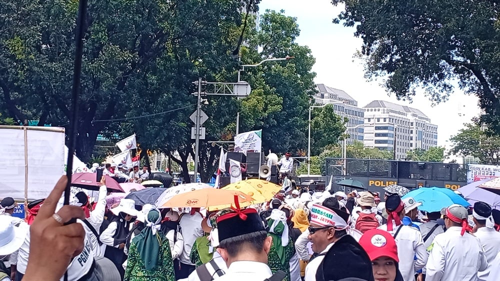 Ribuan Guru Madrasah Demo di Medan Merdeka Selatan, Tuntut Diangkat Jadi PPPK-ASN