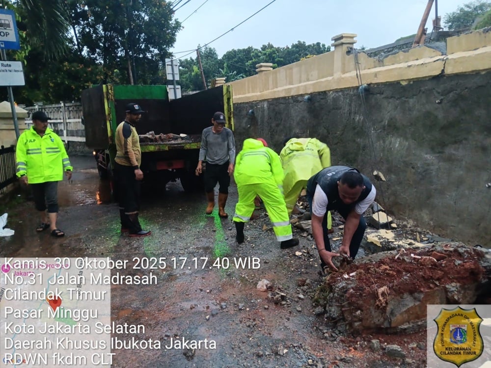 Tembok Pembatas TPU Jeruk Purut Ambruk Diguyur Hujan Deras