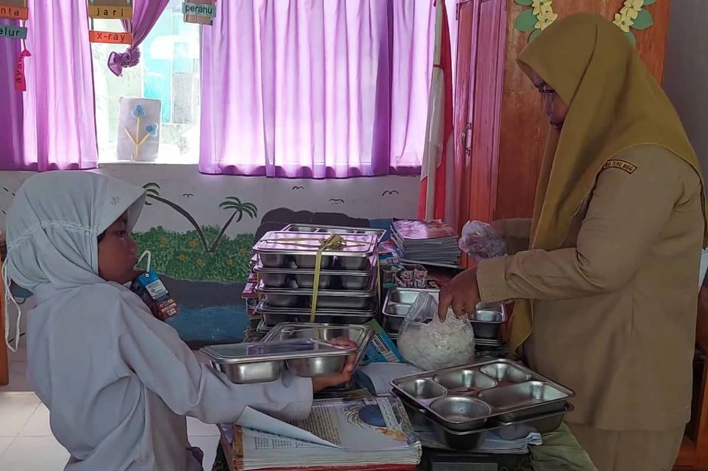 Kisah Haru Siswi SD di Polewali Mandar, Bawa Pulang Makanan MBG ke Rumah untuk Ibu dan Adik