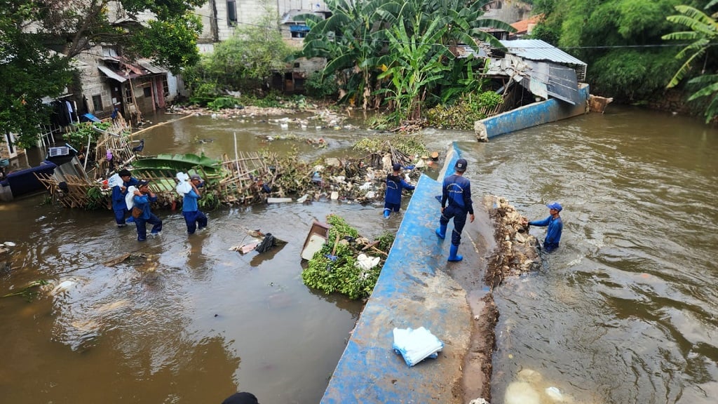Tanggul Baswedan di Jati Padang Jebol, Karung Pasir Jadi Penahan Darurat