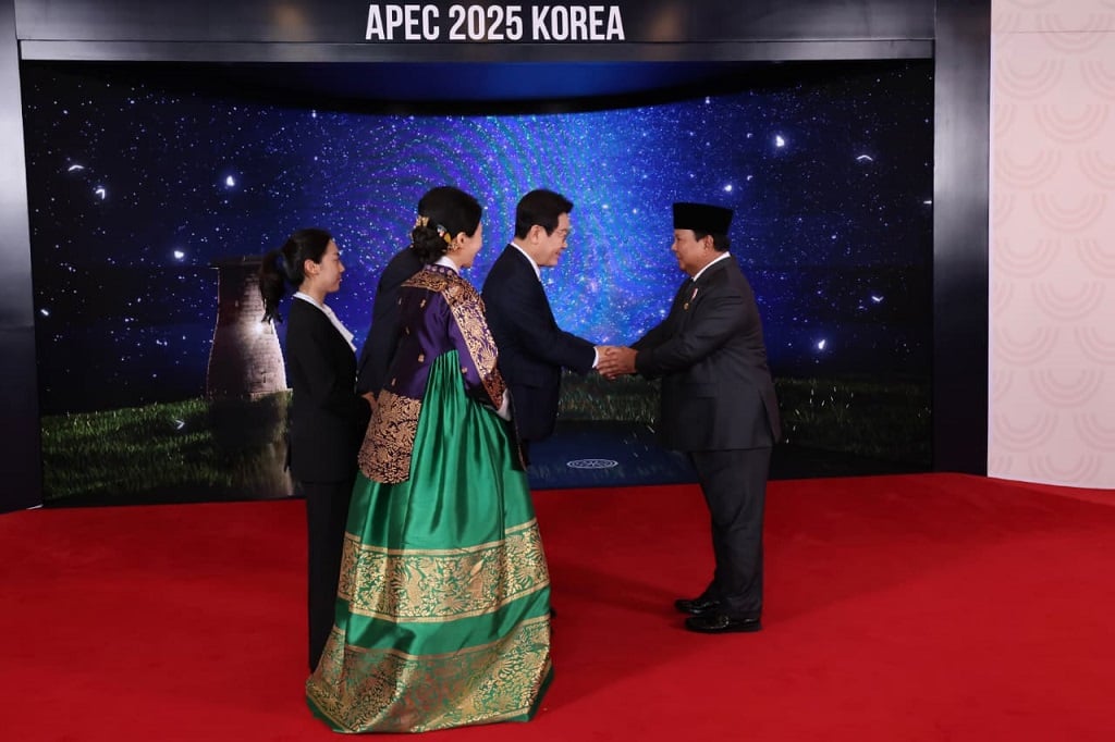 Momen Prabowo Disambut Tradisi Hanbok saat Hadiri Gala Dinner KTT APEC 2025