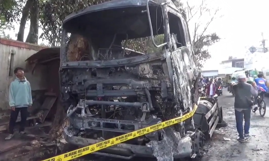 Truk Tangki BBM Terguling di Cianjur, Pos Polisi Ikut Terbakar