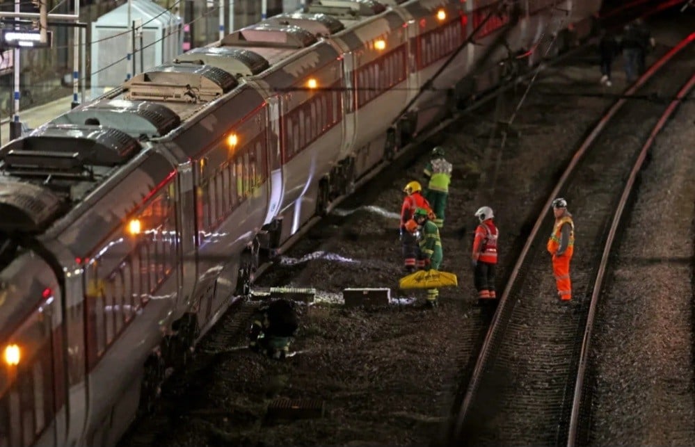 Cerita Ngerinya Penikaman di Kereta Inggris, Pelaku Ayunkan Pisau Besar ke Banyak Penumpang