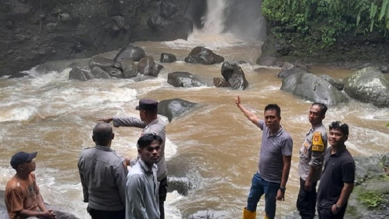 Tragis! Pelajar SMA Hilang Terseret Air Bah di Air Terjun Sekoah Lombok Utara