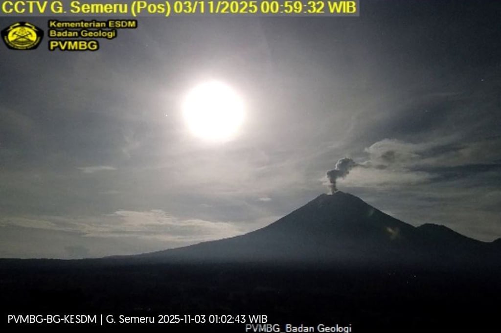Gunung Semeru Erupsi, Muntahkan Abu Vulkanis Setinggi 700 Meter dari Puncak