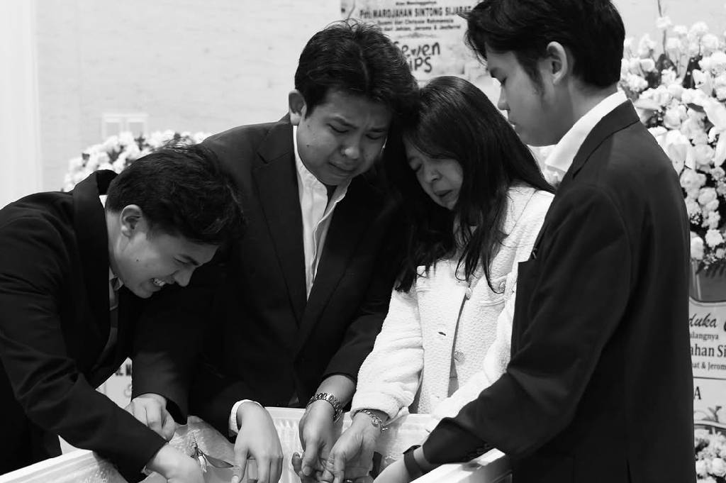 Tangis Jerome Polin Pecah di Upacara Tutup Peti Mendiang Ayah Tercinta