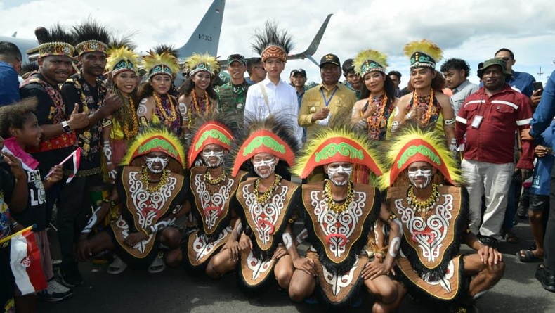 Kunjungi Manokwari, Wapres Gibran Disambut Tarian Adat Papua