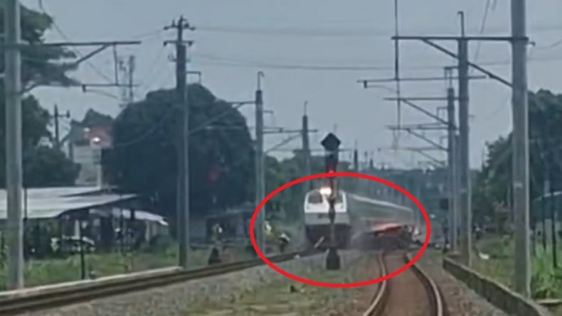 Detik-Detik Mengerikan KA Bangunkarta Maut Tabrak 2 Motor dan Mobil, Terekam Kamera Warga