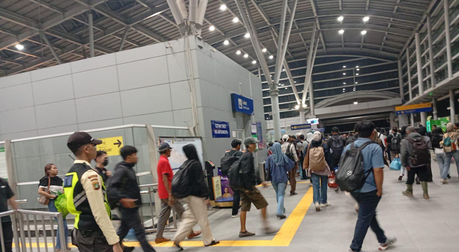 Oknum Petugas Diduga Usir Penumpang Ibu Hamil dan Balita yang Tengah Istirahat di Stasiun Cikarang, Ini Kata PT KAI Daop 1 