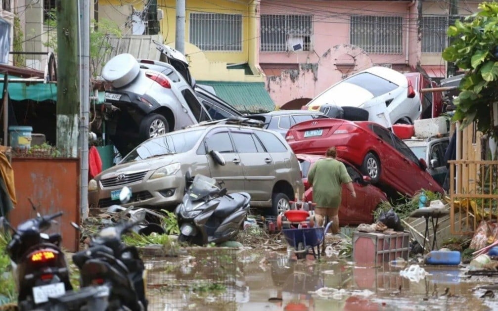 Dahsyatnya Terjangan Topan Kalmaegi di Filipina, Mobil bak Mainan Bertumpukan di Jalanan