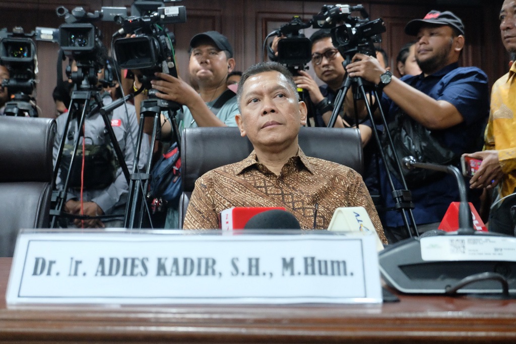 Adies Kadir Jadi Hakim MK, Posisi di DPR Diganti Anaknya?