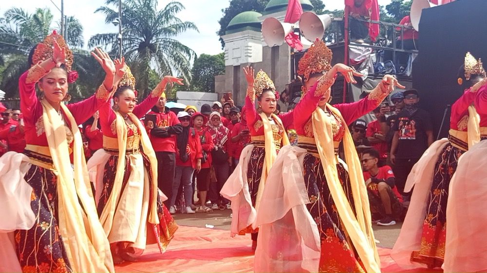 Unik! Demo di DPR Dimeriahkan Tari Jaipong dan Senam Massal
