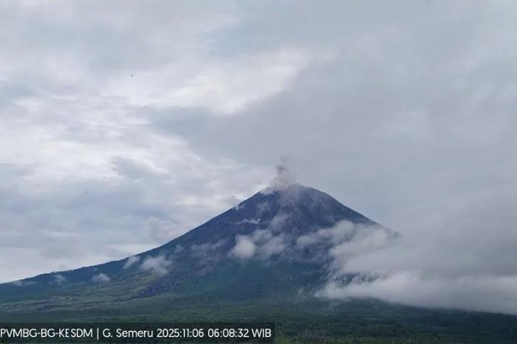 Gunung Semeru Erupsi Hari Ini, Semburkan Abu Setinggi 1 Km ke Langit Jatim