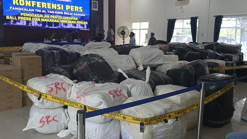 TNI AL Tangkap 2 Kapal Kargo asal Malaysia di Asahan, Bawa 156 Karung Pakaian Bekas