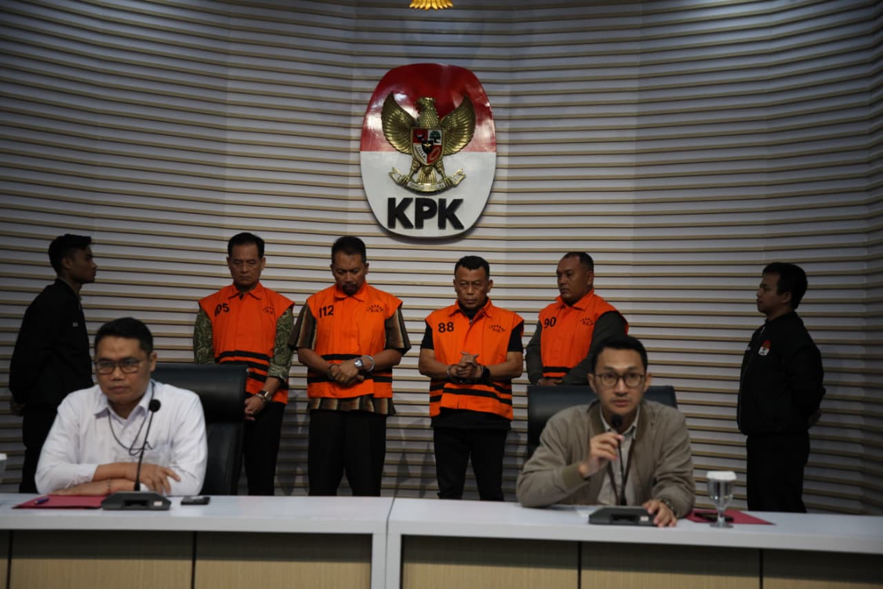 Isi Garasi Bupati Ponorogo Tersangka Korupsi hanya Alphard dan Motor Vespa!