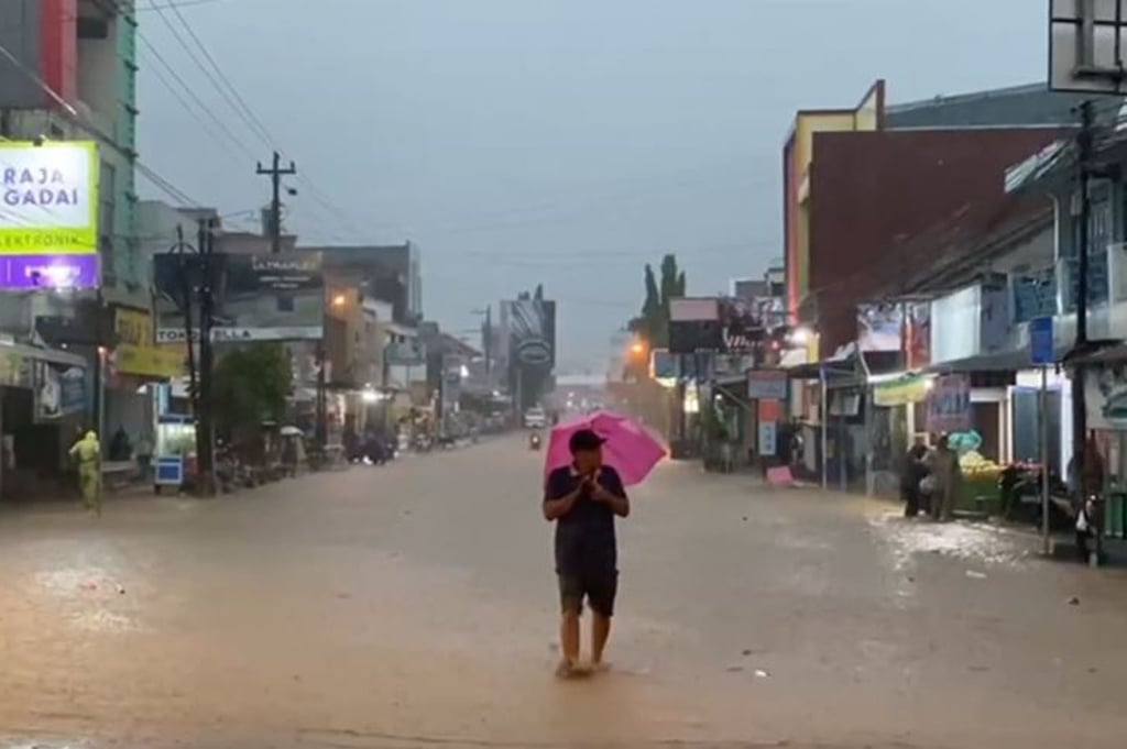 Update Banjir Bandang Terjang Brebes: 3 Orang Tewas, Warga Masih Bersihkan Lumpur