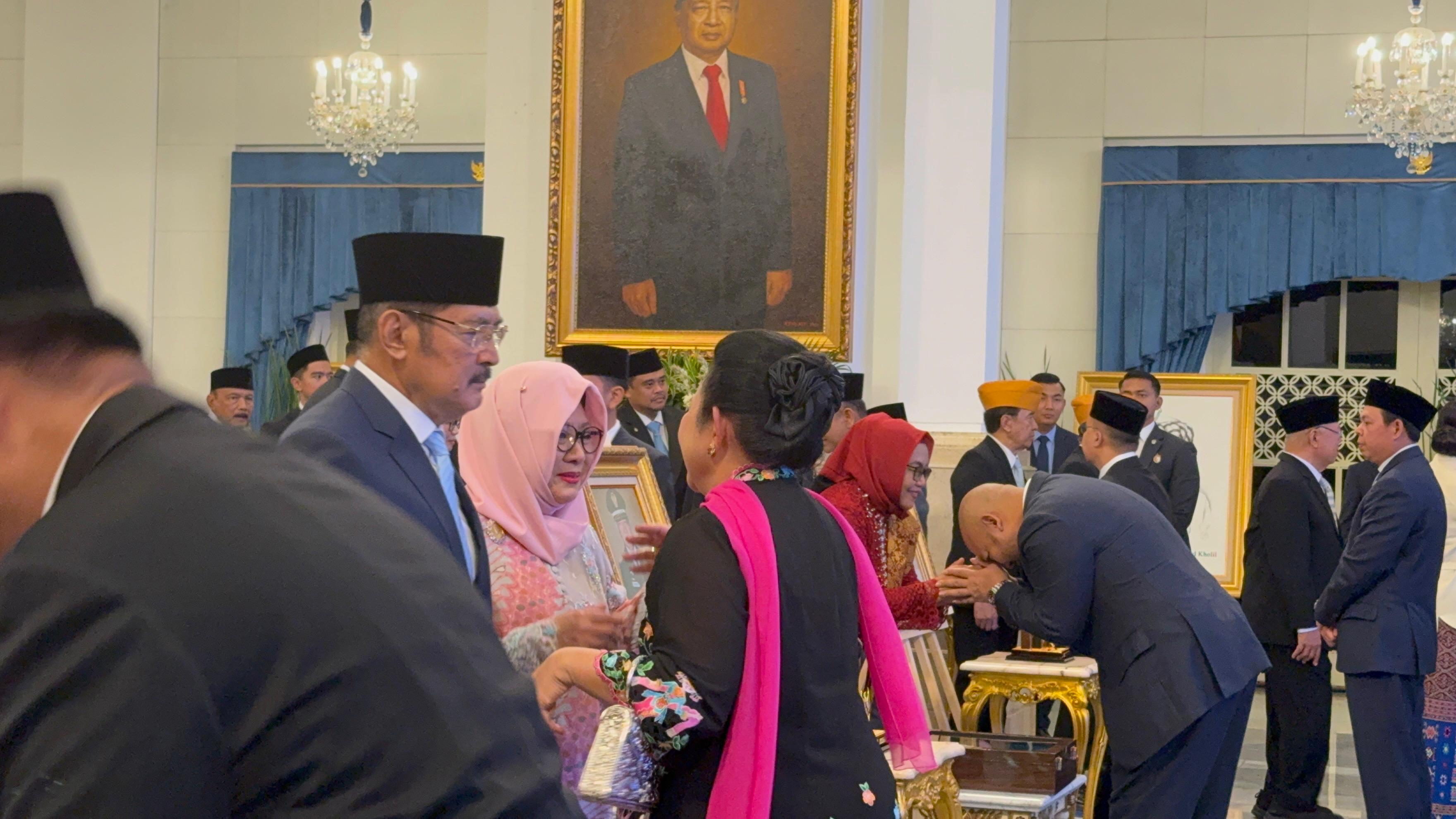 Viral Didit Prabowo Salami Kakak Marsinah hingga Membungkuk, Ini Fotonya!