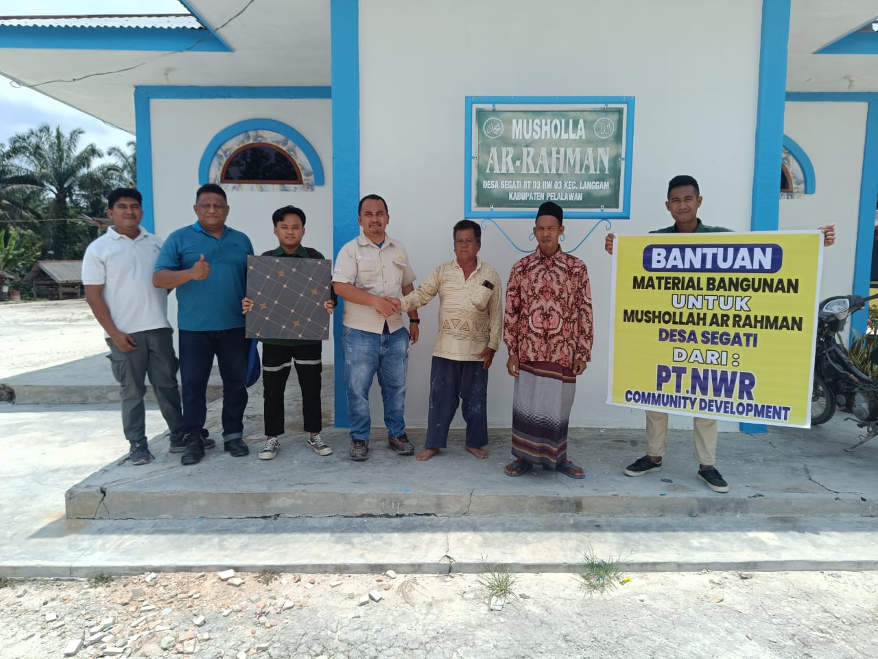 PT Nusa Wana Raya Serahkan Bantuan Renovasi Musala Ar-Rahman Desa Segati 