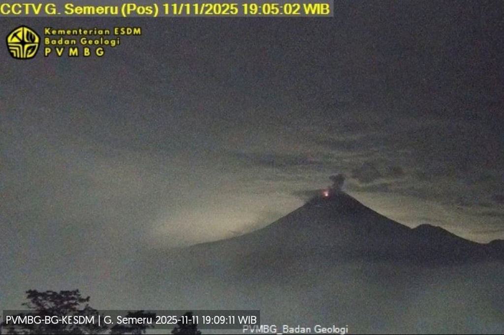 Gunung Semeru Meletus Malam Ini, Kolom Abu Setinggi 500 Meter Membubung ke Langit