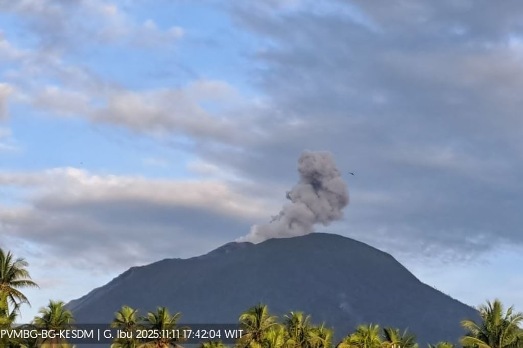 Gunung Ibu di Maluku Utara Erupsi, Tinggi Kolom Abu Capai 400 Meter
