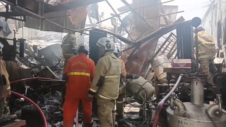 Kebakaran Hebat Pabrik Ban di Semarang, 1 Orang Luka Bakar