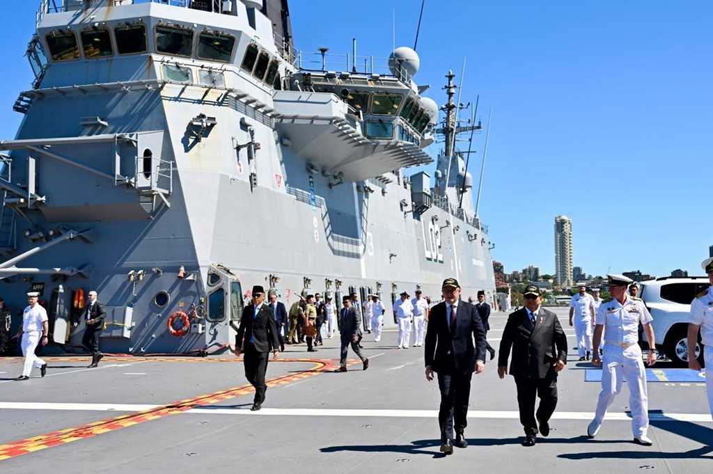 Momen Prabowo dan PM Albanese Tinjau Kapal Induk Terbesar Australia HMAS Canberra  