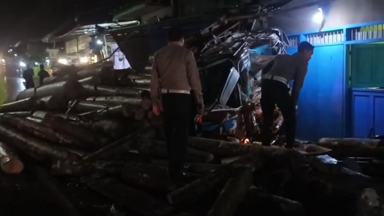 Truk Bermuatan Kayu Rem Blong Tabrak Pemotor dan Rumah di Lumajang, 1 Orang Tewas 4 Luka