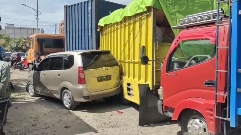 Kecelakaan di Sidrap, Truk Kontainer Mundur di Jalur Menanjak Tabrak 3 Kendaraan