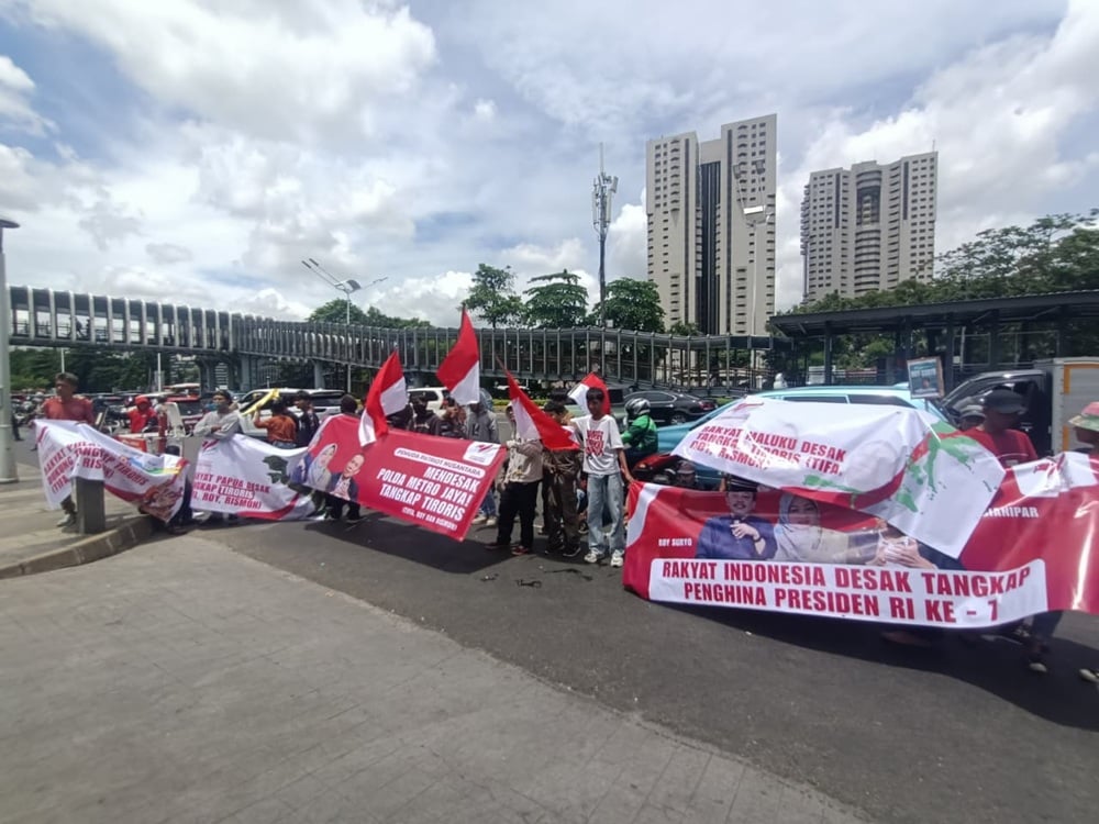 Pemuda Patriot Nusantara Gelar Aksi di Depan Polda Metro, Desak Roy Suryo Cs Ditahan
