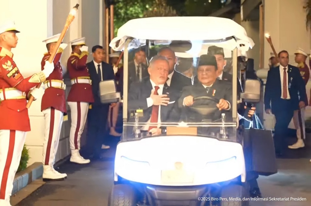 Momen Prabowo Sopiri Raja Yordania Abdullah II Naik Buggy Car di Istana