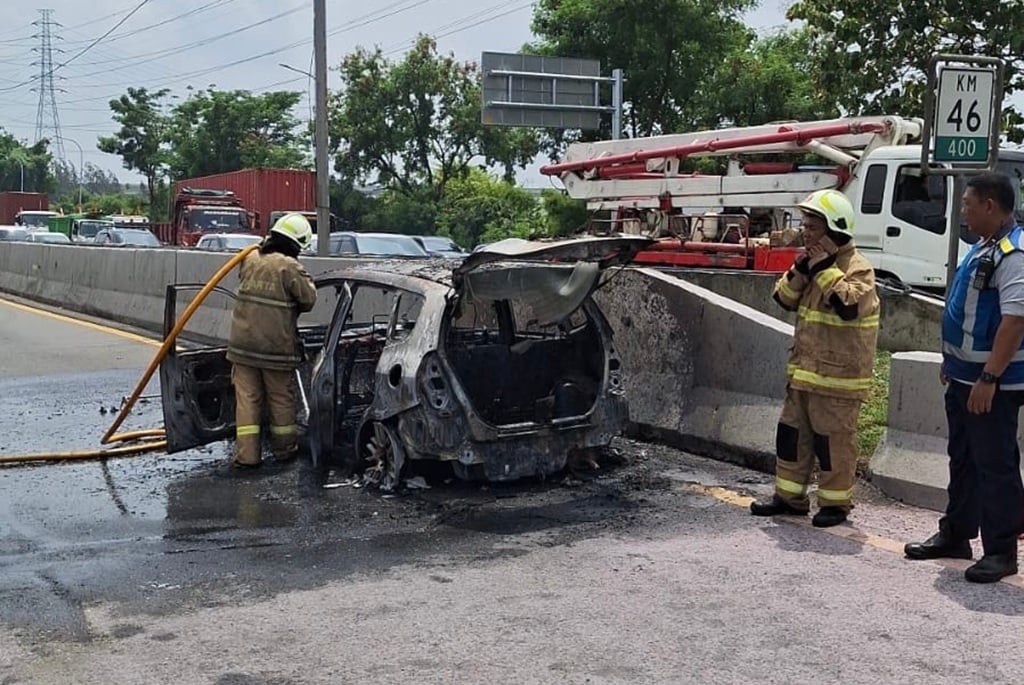 Mobil Jazz Terbakar di Tol JORR, Pengemudi Lari dari TKP