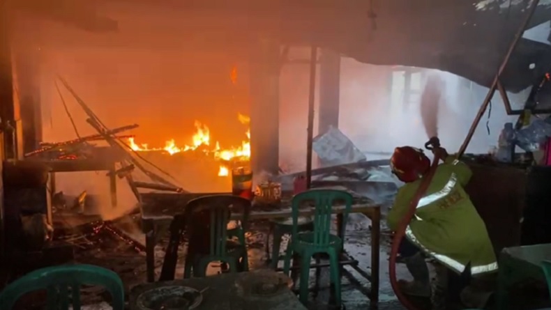 Kebakaran Hebat Hanguskan Rumah Makan Padang di Sukabumi