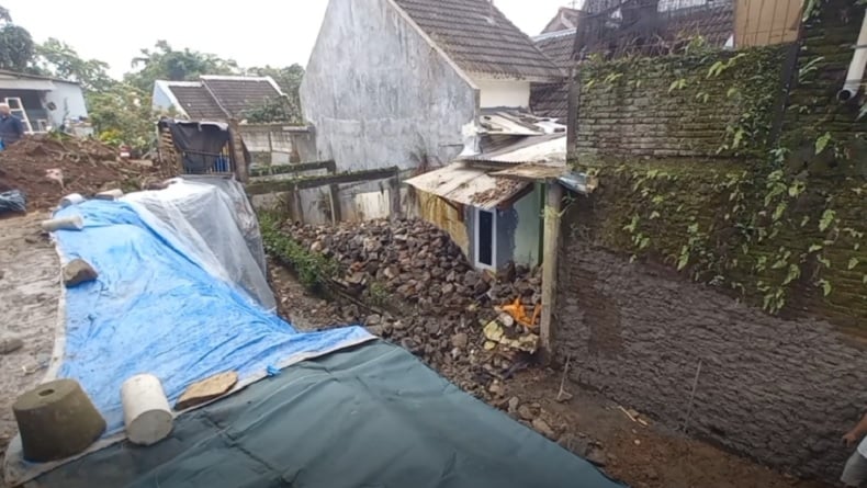 Talud Ambrol di Semarang, 3 Motor Warga Tercebur ke Sungai