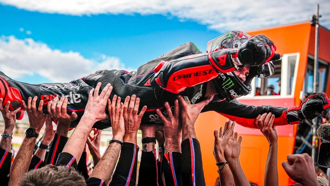 Bezzecchi Juara MotoGP Valencia 2025! Drama Crash hingga Duel Sengit Warnai Kemenangan Aprilia