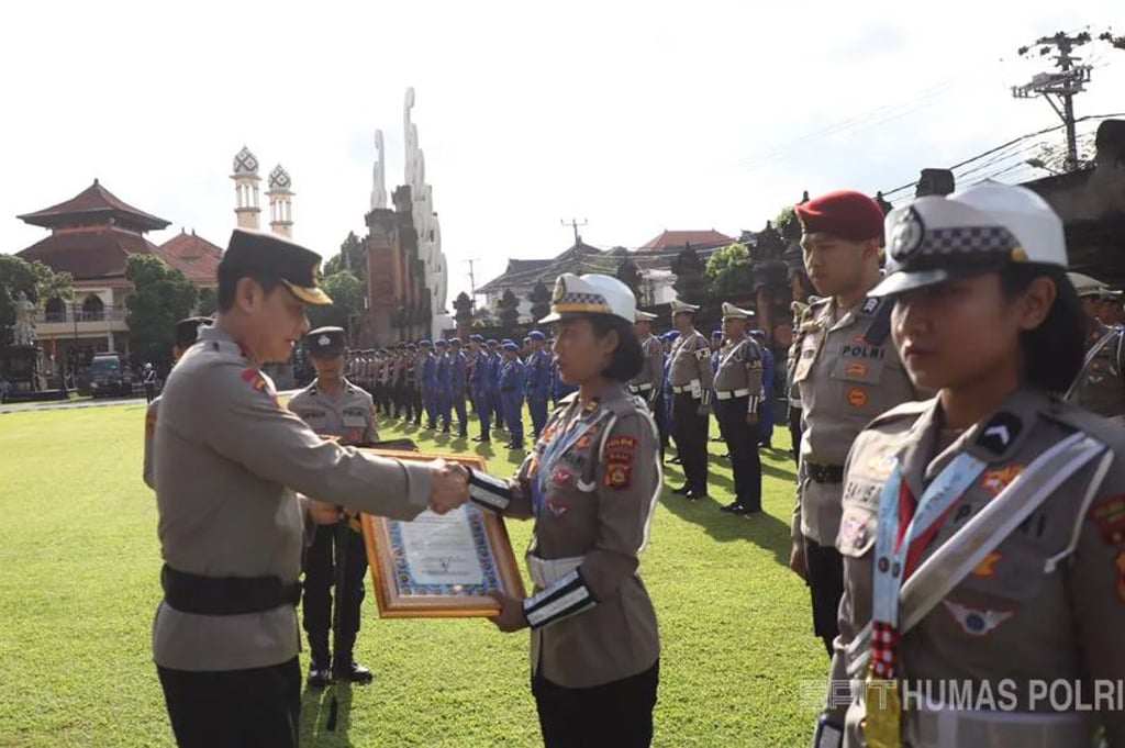 Berprestasi! 73 Anggota Polda Bali Dapat Penghargaan dari Kapolda