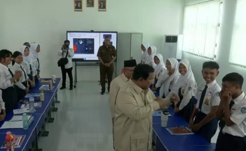 Potret Prabowo Bergaya Bak Petinju di Hadapan Siswa SMPN 4 Kota Bekasi