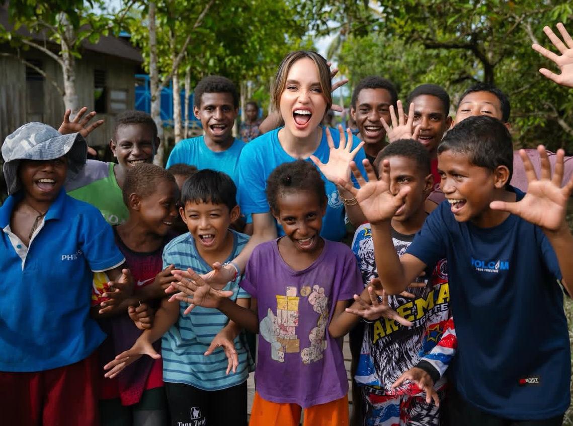 Momen Cinta Laura Kunjungi Papua, Dapat Pelukan Hangat Anak-Anak Asmat