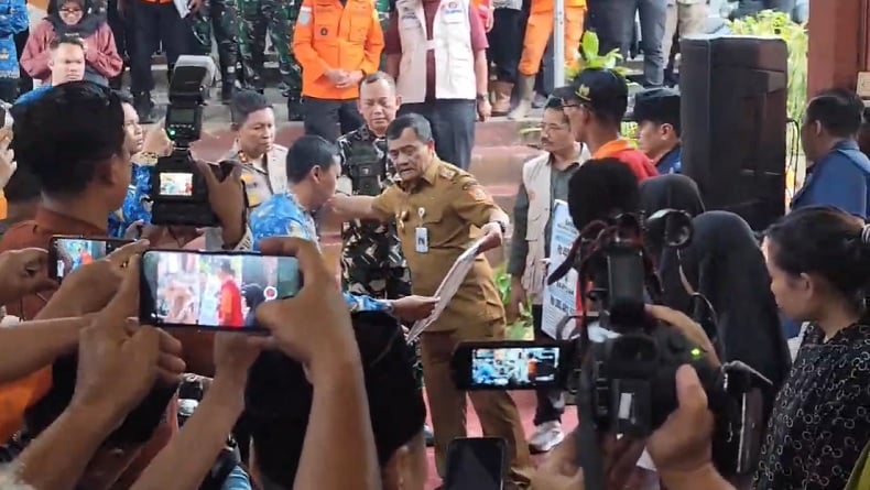 886 Korban Longsor Banjarnegara Mengungsi, Gubernur Jateng Pastikan 3 Hari Huntara Selesai 