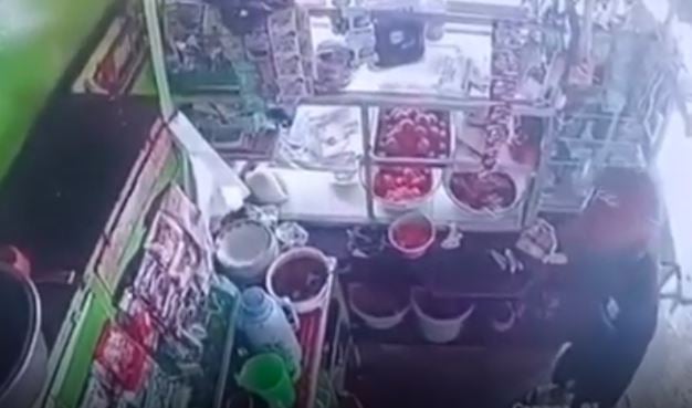 Terekam CCTV, Pria Pasuruan Curi Uang Rp4 Juta di Warung Nasi untuk Bayar Wi-Fi