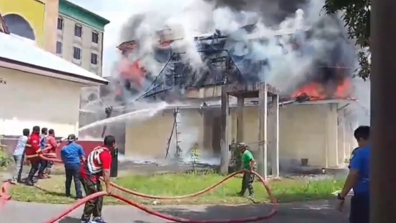 Kebakaran Hebat di Asrama Haji Ternate, 4 Mobil Damkar Dikerahkan