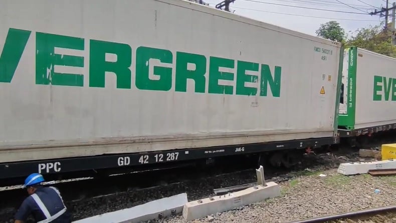 Kereta Barang Anjlok di Surabaya, 4 Gerbong Keluar Rel