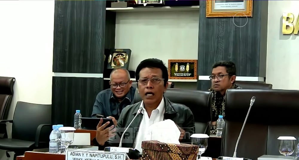 Adian Napitupulu Sodorkan Data ke Purbaya: Anak Muda Suka Thrifting demi Selamatkan Air Bersih